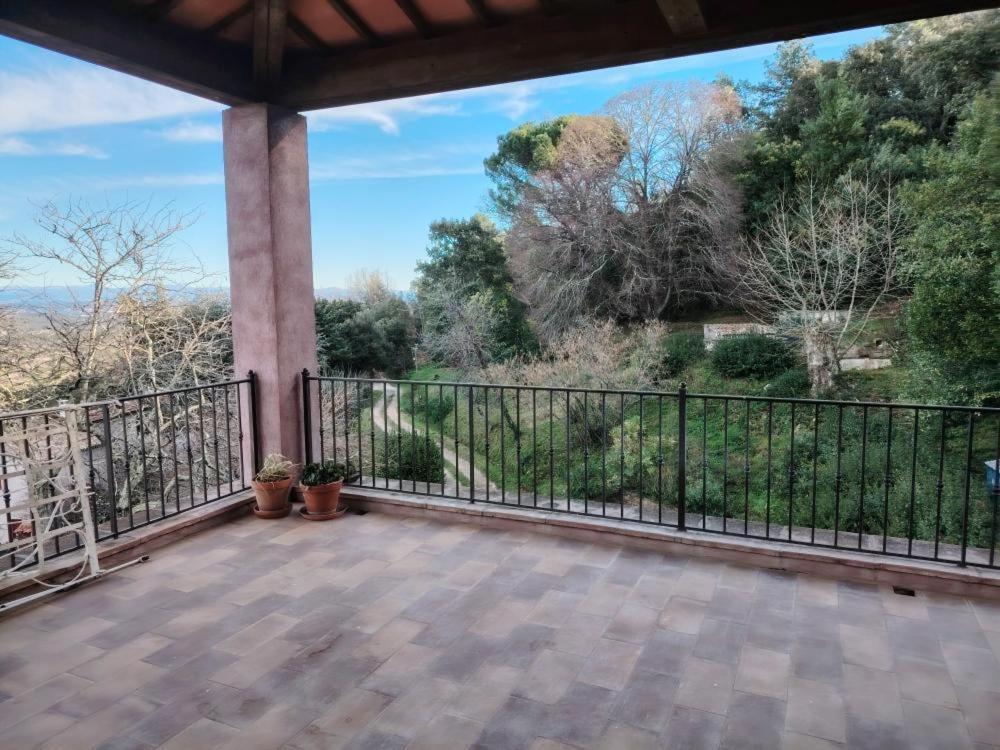 d'un balcon avec une clôture et une vue sur les arbres. dans l'établissement Le perchoir, à Les Mayons