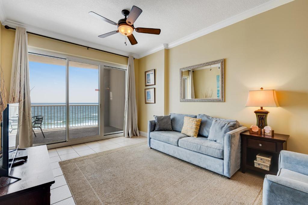 Una sala de estar con un sofá y un ventilador de techo. en Island Royale 703, en Gulf Shores
