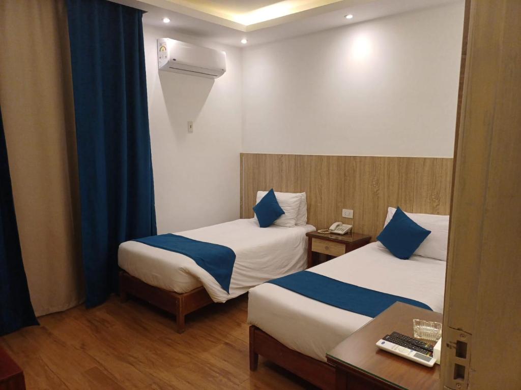 Postel nebo postele na pokoji v ubytování Golden Carven Hotel