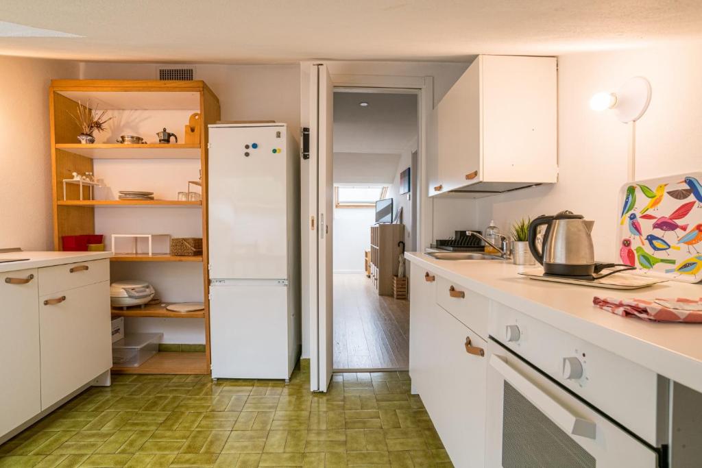 Kuchyňa alebo kuchynka v ubytovaní Como City Center Apartments!