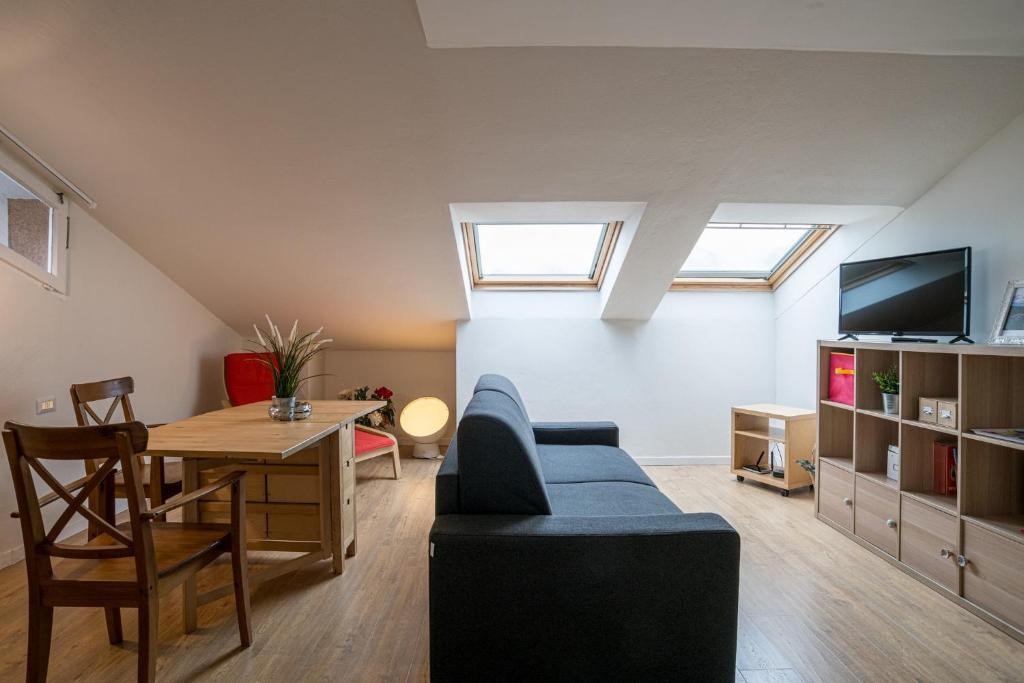 Televízia a/alebo spoločenská miestnosť v ubytovaní Como City Center Apartments!