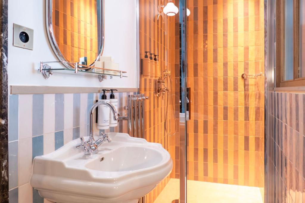 Maison La Bohème Montmartre - Studios & Apartments - Resim 45