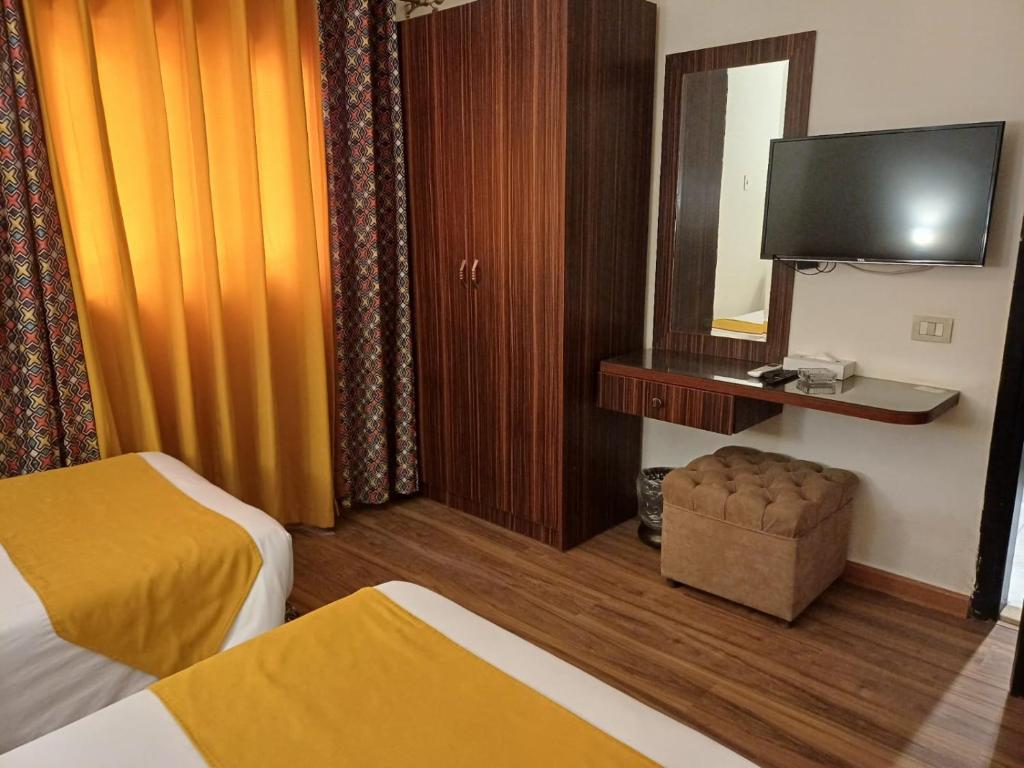 TV a/nebo společenská místnost v ubytování Golden Carven Hotel