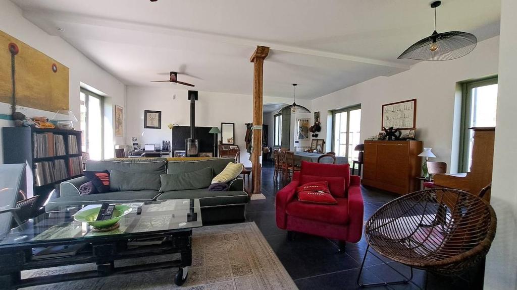 - un salon avec un canapé et un fauteuil rouge dans l'établissement Le Quai de Mezos, à Mézos