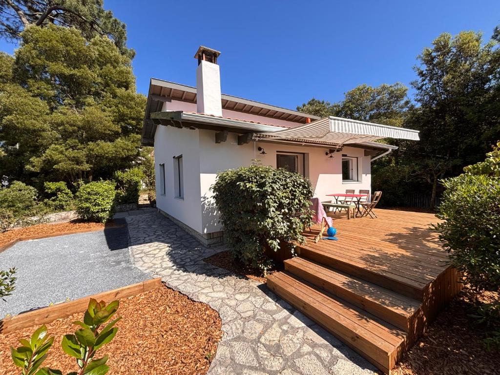 une petite maison blanche avec un escalier et une cour dans l'établissement Yellowstone, à La Teste-de-Buch