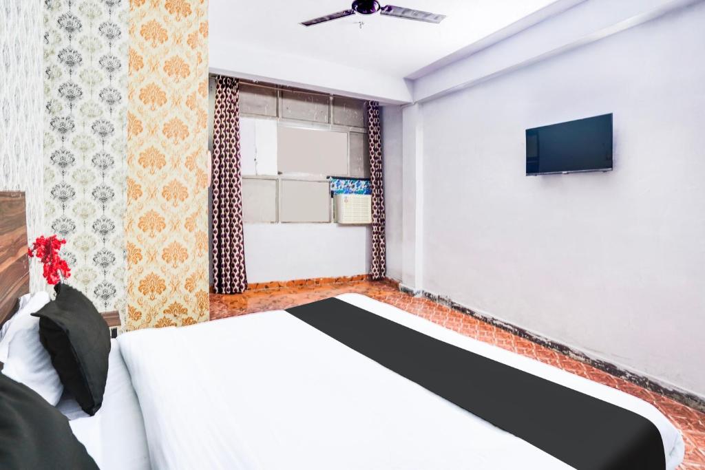 Postel nebo postele na pokoji v ubytování Hotel O Parth Inn