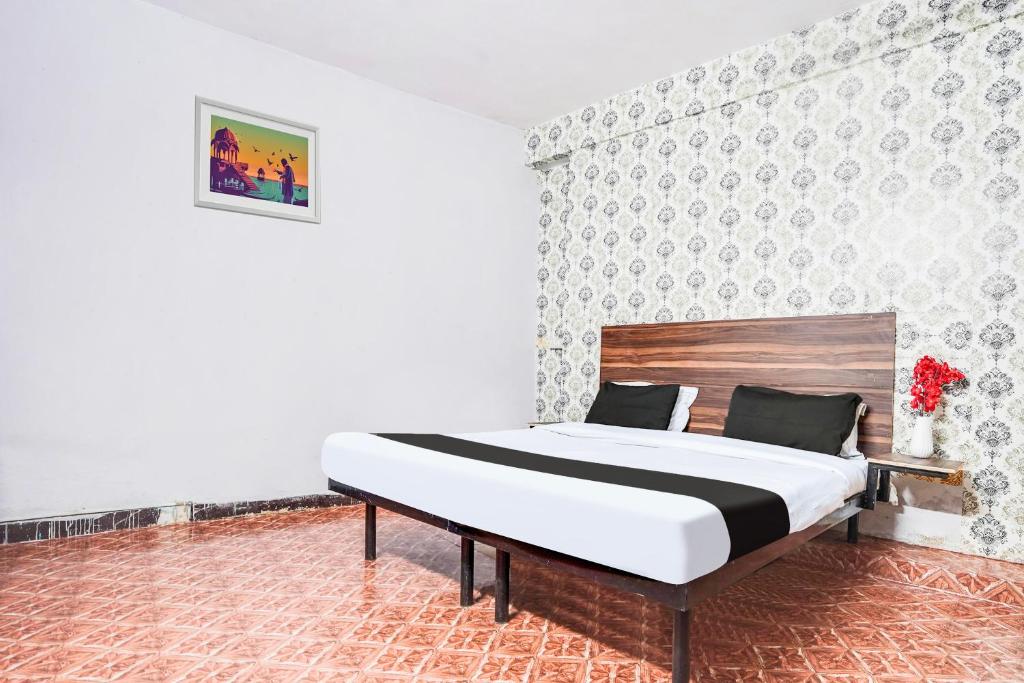 Postel nebo postele na pokoji v ubytování Hotel O Parth Inn