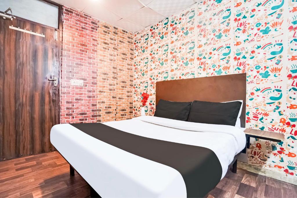 Postel nebo postele na pokoji v ubytování Hotel O Parth Inn