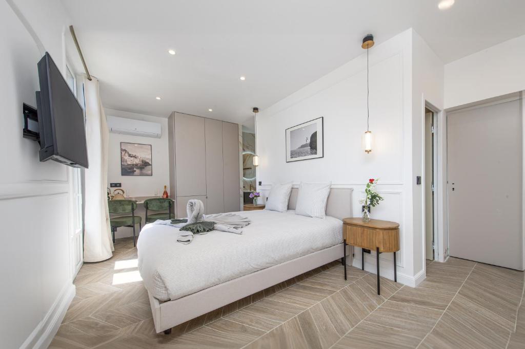 Ένα ή περισσότερα κρεβάτια σε δωμάτιο στο SUITE DELUXE - Monaco - Vue Mer