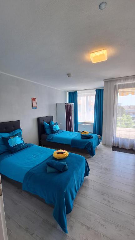 Hotel Comfort, three beds in a room with blue sheets at Comfort in Hannover