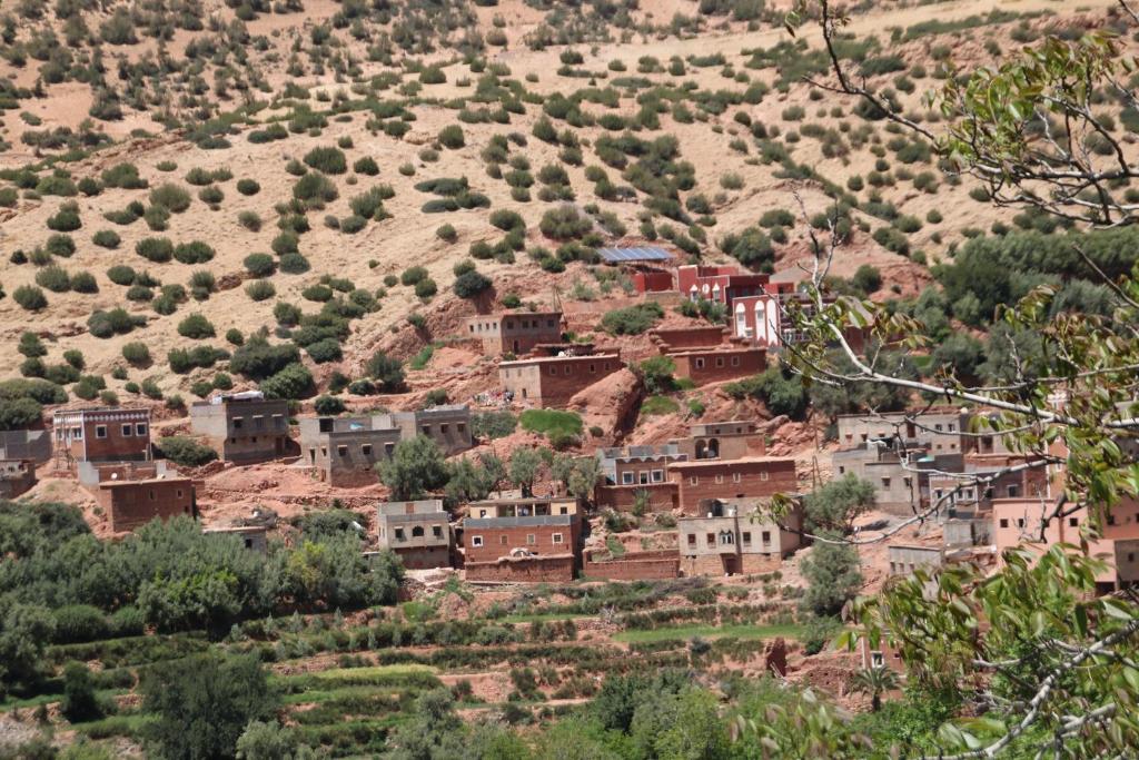 un pueblo al lado de una montaña en Gîte Imsker Elbour, en Asni