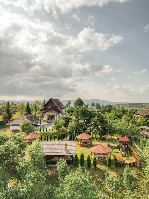 an aerial view of a house with a yard at Soare-n Maramureș in Budeşti