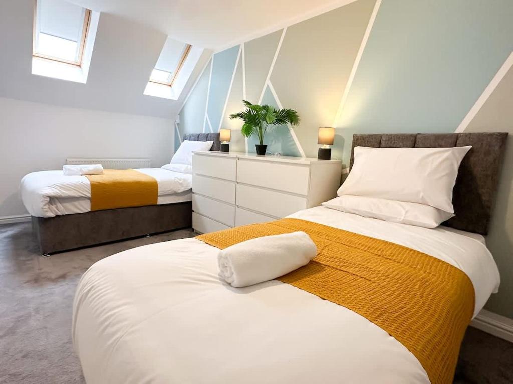 Postel nebo postele na pokoji v ubytování Newman House by Blue Skies Stays