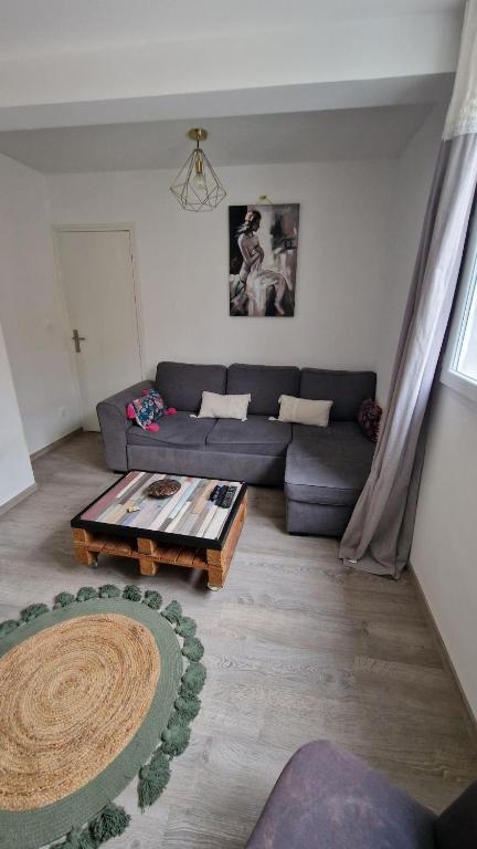 un salon avec un canapé et une table basse dans l'établissement Appartement Village, à Santo-Pietro-di-Venaco