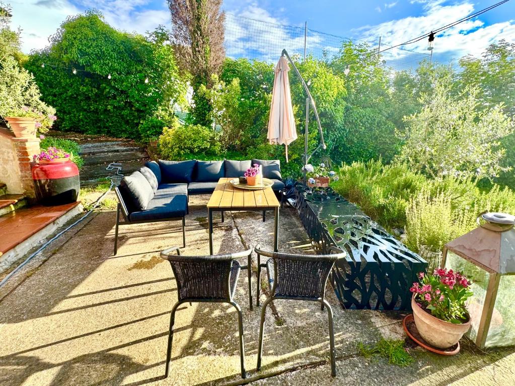Ogród w obiekcie Magical villa, breathtaking views, large private garden and olive grove - in a cool village on the Umbria Tuscany Border