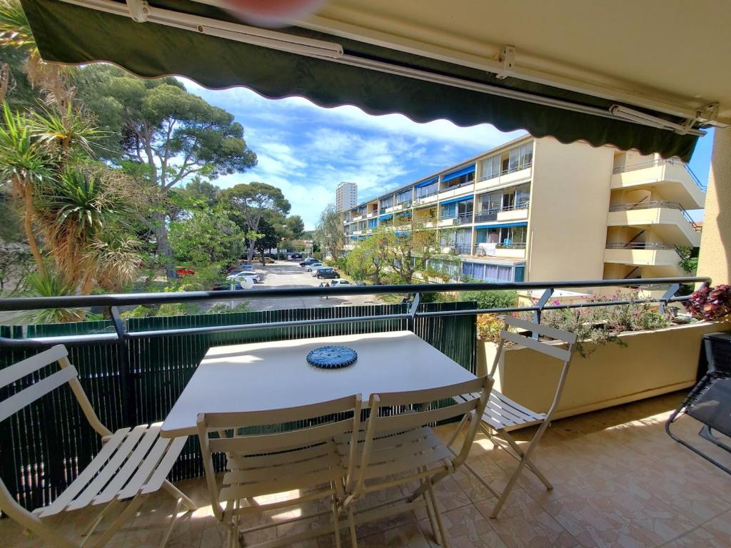 - un balcon avec une table et des chaises dans l'établissement Vacances aux Sablettes - à 500 m de la plage, à La Seyne-sur-Mer