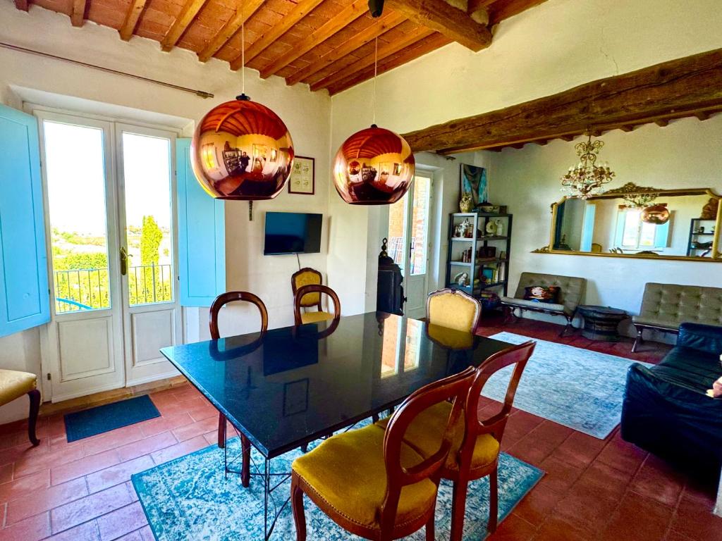 Kuchnia lub aneks kuchenny w obiekcie Magical villa, breathtaking views, large private garden and olive grove - in a cool village on the Umbria Tuscany Border