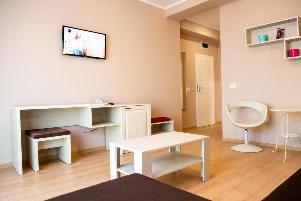 TV a/nebo společenská místnost v ubytování Friday Hotel