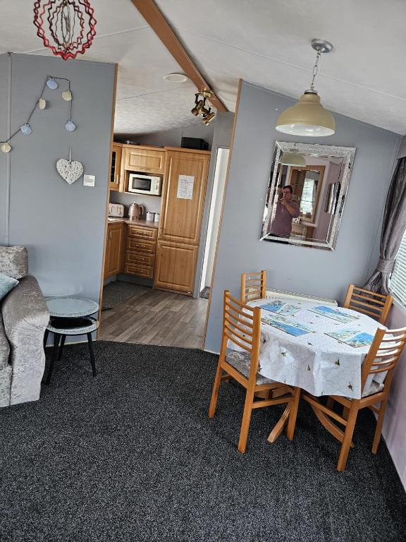 una sala da pranzo con tavolo e sedie in una stanza di Beautiful Mobile Home a Tralee