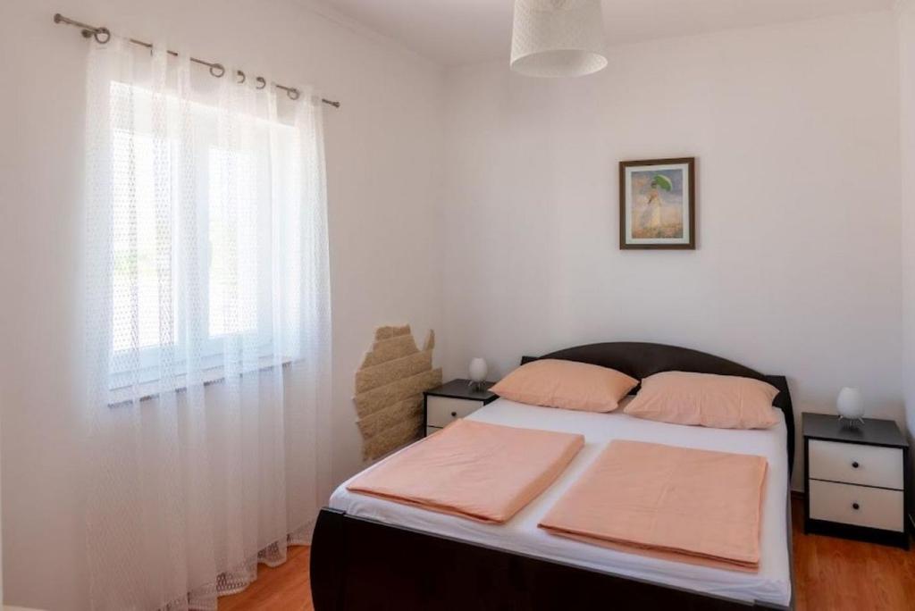 Łóżko lub łóżka w pokoju w obiekcie Apartments with parking spaces Povljana, Pag - 233