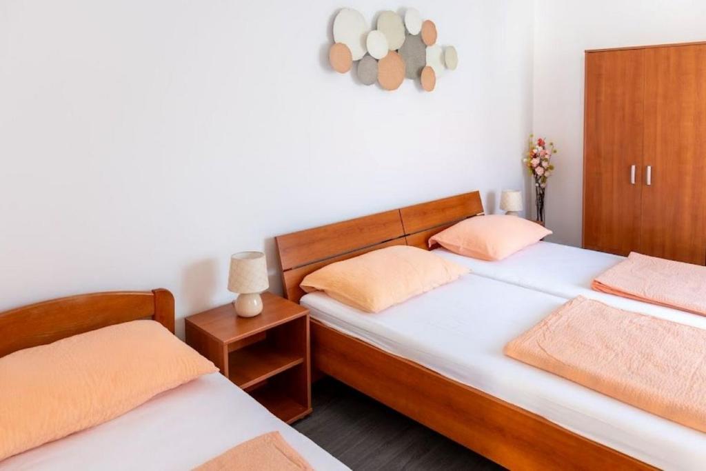 Łóżko lub łóżka w pokoju w obiekcie Apartments with parking spaces Povljana, Pag - 233