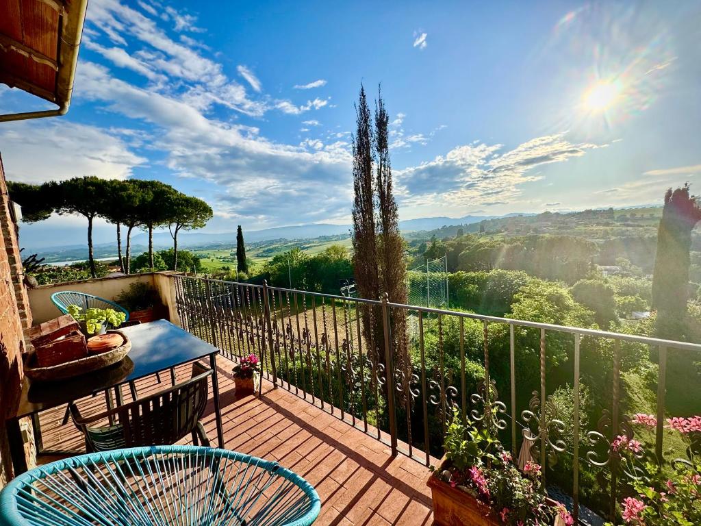 balkon ze stołem i widokiem na dolinę w obiekcie Magical villa, breathtaking views, large private garden and olive grove - in a cool village on the Umbria Tuscany Border w mieście Gioiella