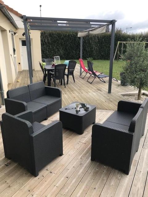 d'une terrasse avec des meubles noirs, une table et des chaises. dans l'établissement Maison a Changé, à Changé