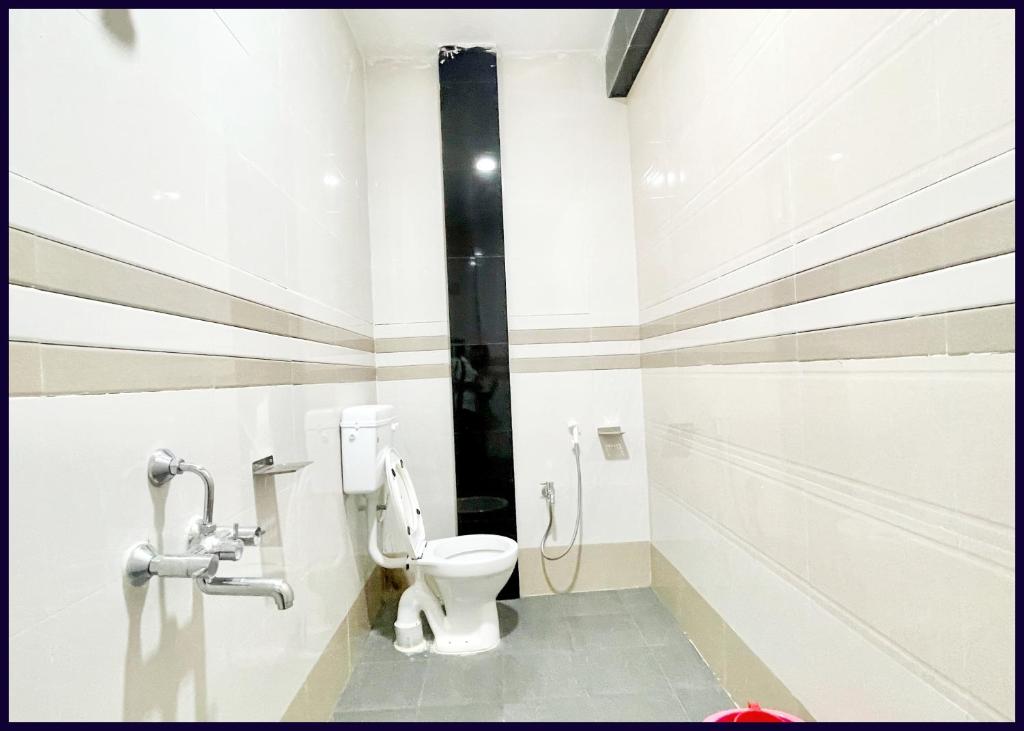 Koupelna v ubytování Fully Air Conditioning Hotel # SRP, Puri,Near sea Beach and Jagannth Temple -wi-fi and UPI Payment Accepted And Parking Facilities -BEST HOTEL IN PURI