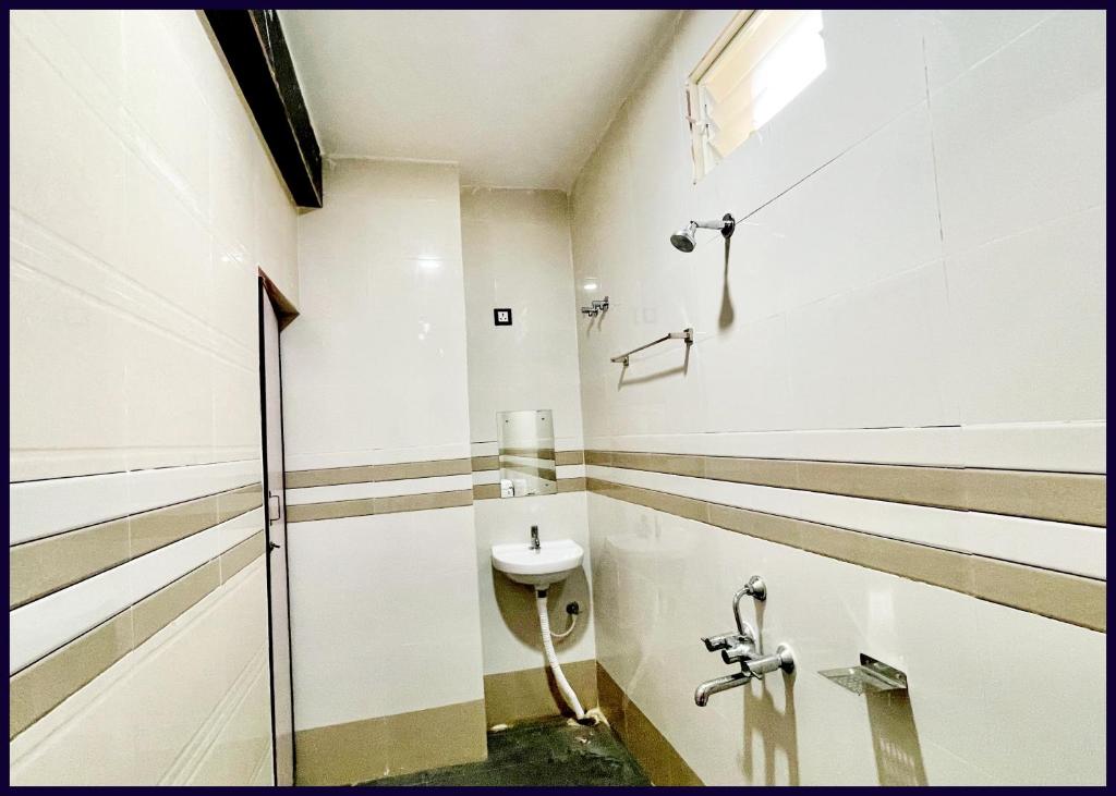 Koupelna v ubytování Fully Air Conditioning Hotel # SRP, Puri,Near sea Beach and Jagannth Temple -wi-fi and UPI Payment Accepted And Parking Facilities -BEST HOTEL IN PURI