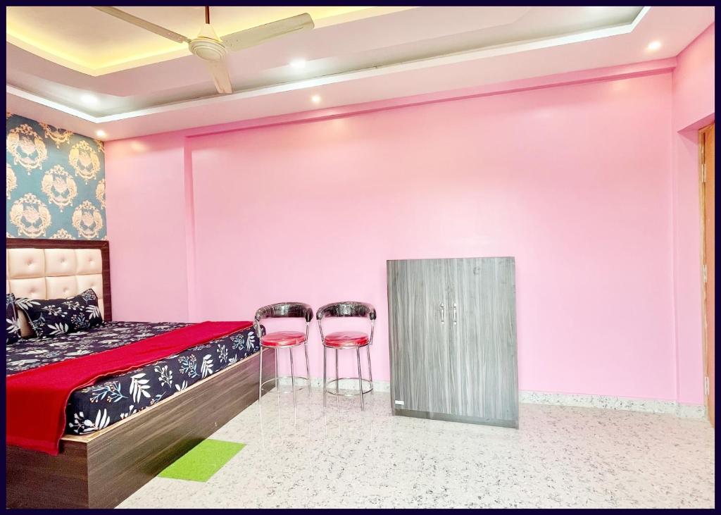 Postel nebo postele na pokoji v ubytování Fully Air Conditioning Hotel # SRP, Puri,Near sea Beach and Jagannth Temple -wi-fi and UPI Payment Accepted And Parking Facilities -BEST HOTEL IN PURI
