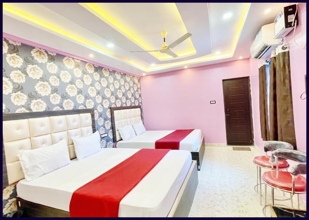 Postel nebo postele na pokoji v ubytování Fully Air Conditioning Hotel # SRP, Puri,Near sea Beach and Jagannth Temple -wi-fi and UPI Payment Accepted And Parking Facilities -BEST HOTEL IN PURI