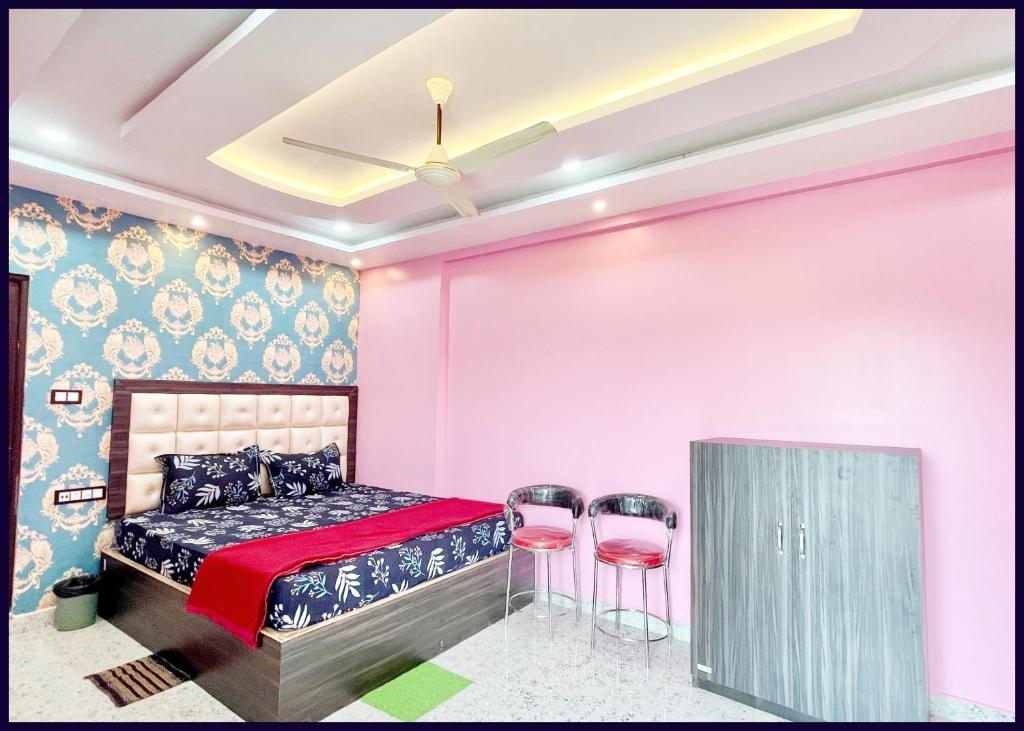 Postel nebo postele na pokoji v ubytování Fully Air Conditioning Hotel # SRP, Puri,Near sea Beach and Jagannth Temple -wi-fi and UPI Payment Accepted And Parking Facilities -BEST HOTEL IN PURI