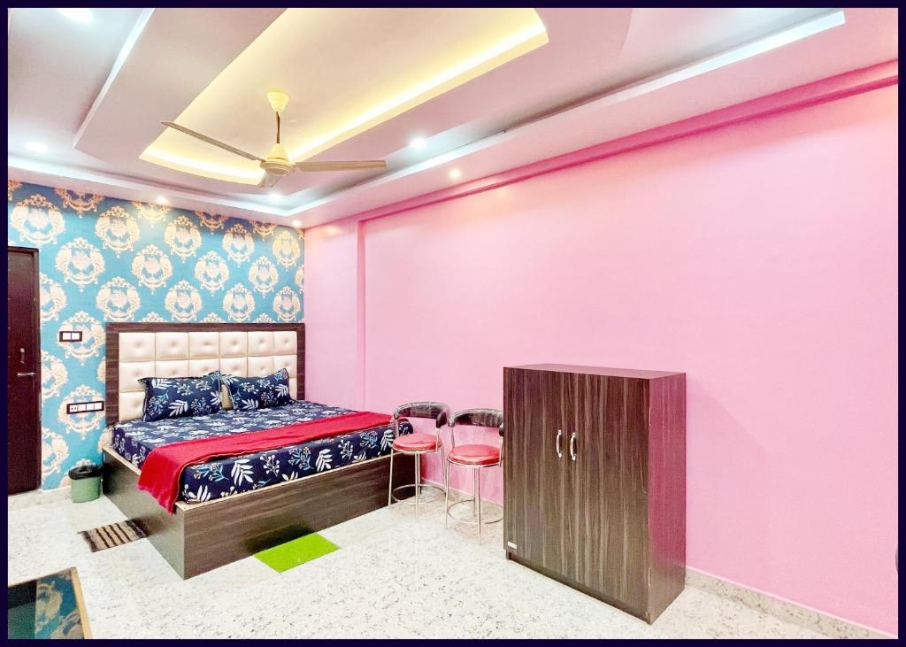 Postel nebo postele na pokoji v ubytování Fully Air Conditioning Hotel # SRP, Puri,Near sea Beach and Jagannth Temple -wi-fi and UPI Payment Accepted And Parking Facilities -BEST HOTEL IN PURI