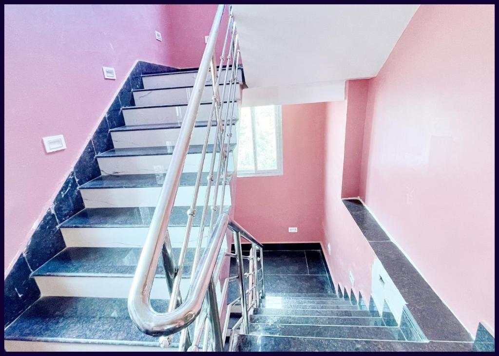 Fotografie z fotogalerie ubytování Fully Air Conditioning Hotel # SRP, Puri,Near sea Beach and Jagannth Temple -wi-fi and UPI Payment Accepted And Parking Facilities -BEST HOTEL IN PURI v destinaci Purí