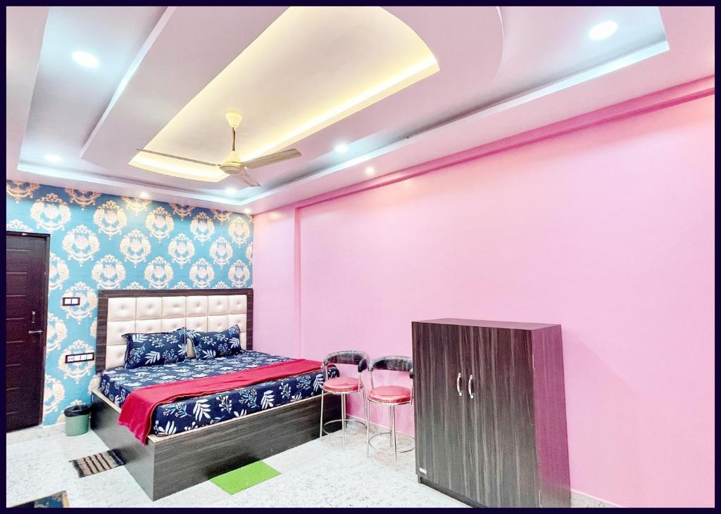 Postel nebo postele na pokoji v ubytování Fully Air Conditioning Hotel # SRP, Puri,Near sea Beach and Jagannth Temple -wi-fi and UPI Payment Accepted And Parking Facilities -BEST HOTEL IN PURI