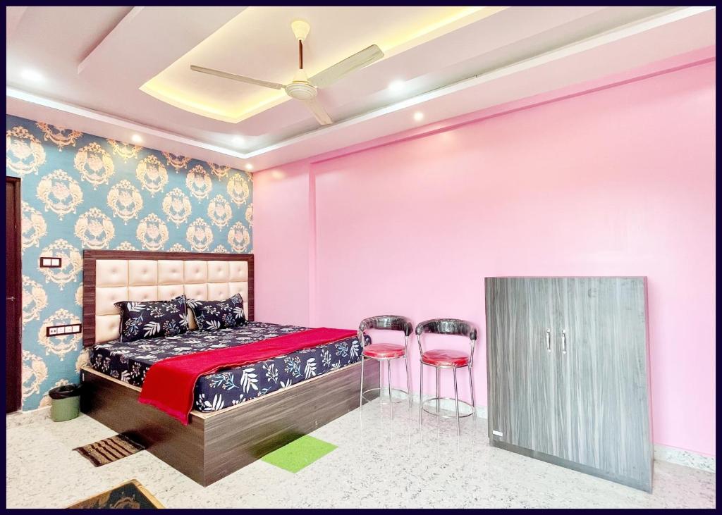 Postel nebo postele na pokoji v ubytování Fully Air Conditioning Hotel # SRP, Puri,Near sea Beach and Jagannth Temple -wi-fi and UPI Payment Accepted And Parking Facilities -BEST HOTEL IN PURI