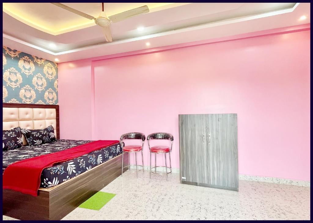 Postel nebo postele na pokoji v ubytování Fully Air Conditioning Hotel # SRP, Puri,Near sea Beach and Jagannth Temple -wi-fi and UPI Payment Accepted And Parking Facilities -BEST HOTEL IN PURI