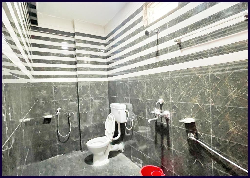 Koupelna v ubytování Fully Air Conditioning Hotel # SRP, Puri,Near sea Beach and Jagannth Temple -wi-fi and UPI Payment Accepted And Parking Facilities -BEST HOTEL IN PURI