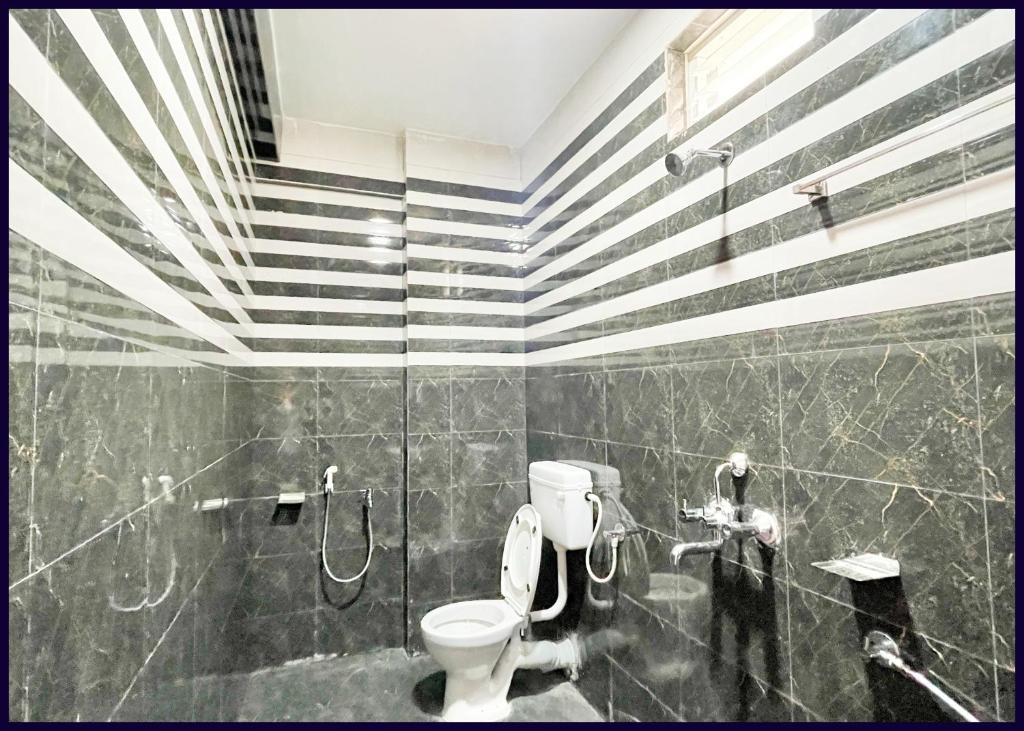 Koupelna v ubytování Fully Air Conditioning Hotel # SRP, Puri,Near sea Beach and Jagannth Temple -wi-fi and UPI Payment Accepted And Parking Facilities -BEST HOTEL IN PURI