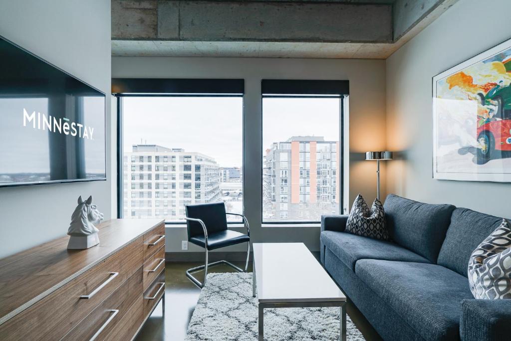 una sala de estar con un sofá y una mesa en Sable 602 - Alcove, en Minneapolis