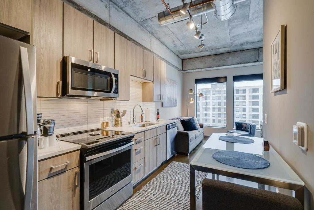 una cocina con fregadero y microondas en Sable 507 - Alcove, en Minneapolis