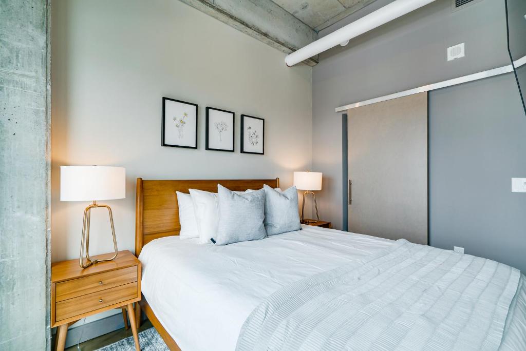 a bedroom with a large bed and two lamps at Sable 801 - Alcove in Minneapolis
