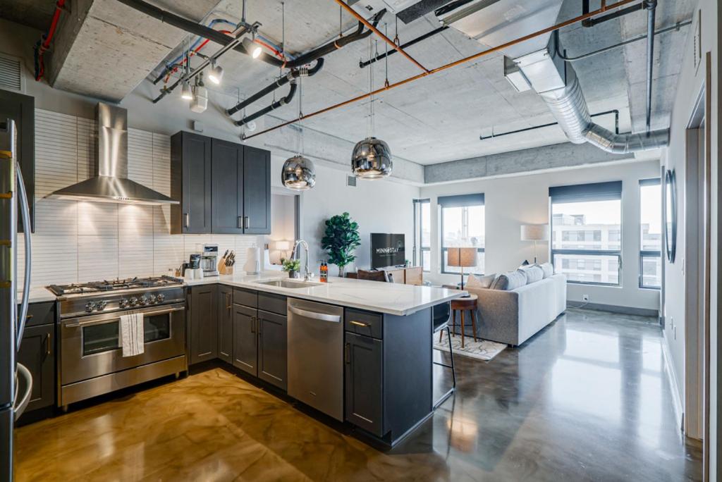 Una cocina grande con encimera en una habitación. en Sable 705 - Two Bedroom, en Minneapolis