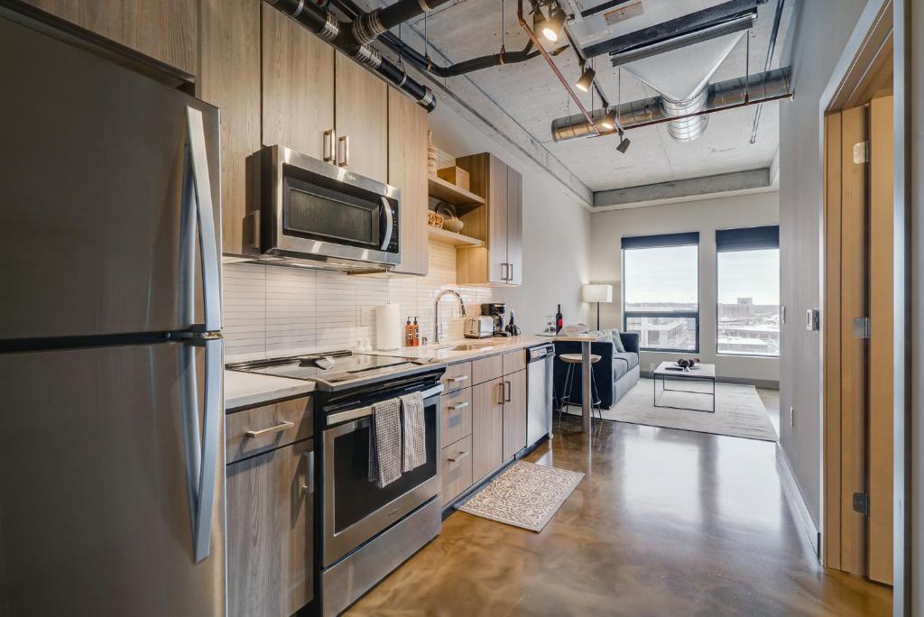 una cocina con refrigerador y estufa horno superior en Sable 803 - Alcove, en Minneapolis