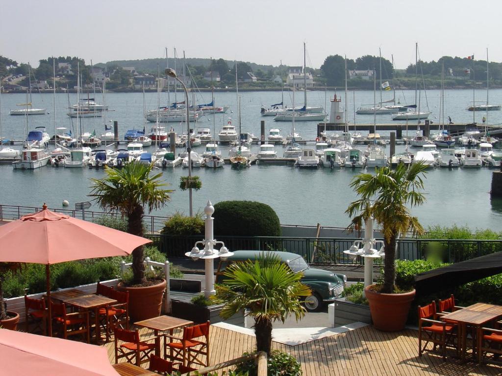 a view of a marina with boats in the water at Le Petit Hôtel des Hortensias in La Trinité-sur-Mer