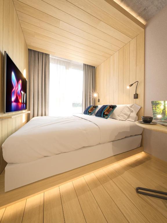 Ein Bett oder Betten in einem Zimmer der Unterkunft NOTO Hotel