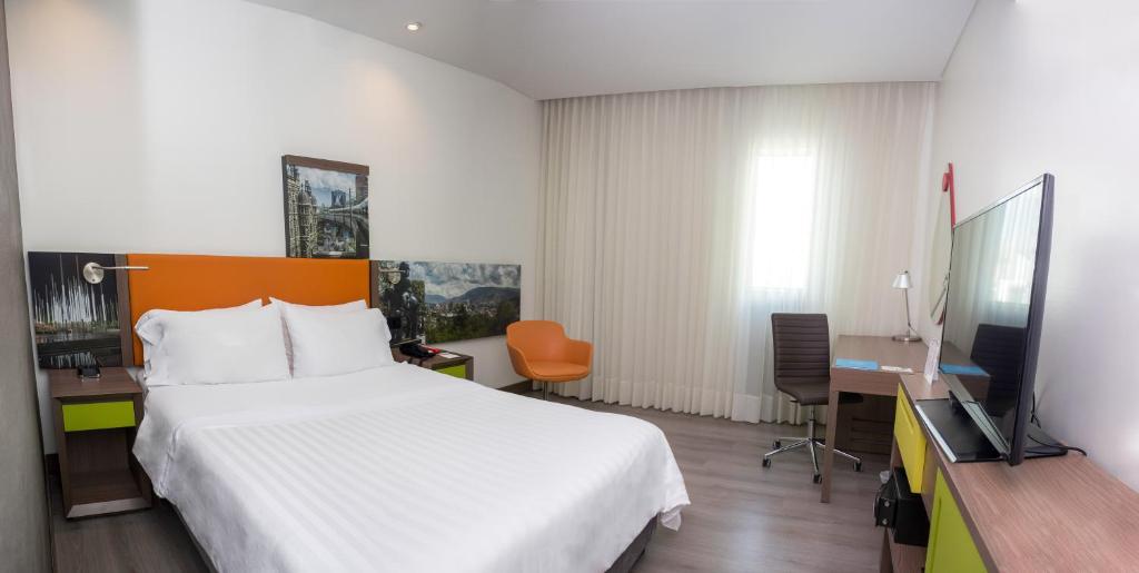TV a/nebo společenská místnost v ubytování Hampton by Hilton Medellin