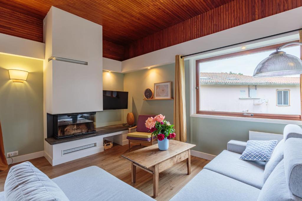 - un salon avec un canapé blanc et une fenêtre dans l'établissement Maison Lamina - Welkeys, à Anglet