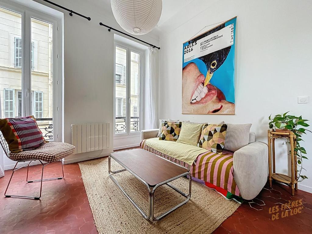 un salon avec un canapé et une table dans l'établissement Casa Yellow au coeur du Camas - Central & Lumineux - Les Frères de la Loc', à Marseille