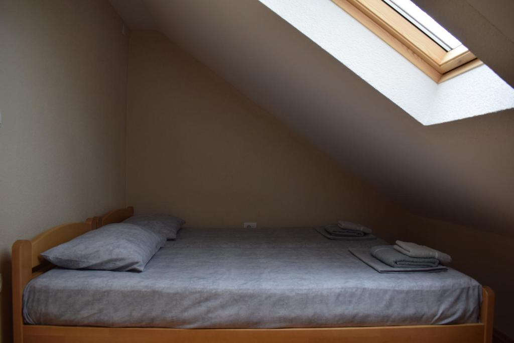 Postel nebo postele na pokoji v ubytování Apartmani Filip